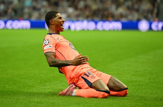 17岁天才卡尔展现极强潜力，德甲首秀表现亮眼，凭借出色技术和风格成为焦点。